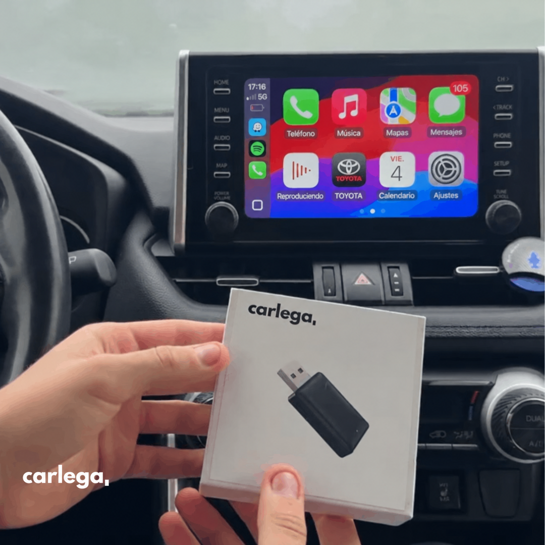 Caja del adaptador Carlega Pen en un Toyota con CarPlay inalámbrico en la pantalla