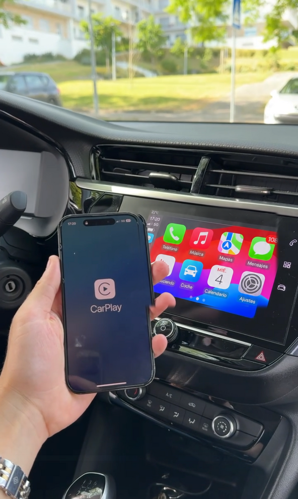 Adaptador Carlega Pen: iPhone con CarPlay conectado a la pantalla del coche