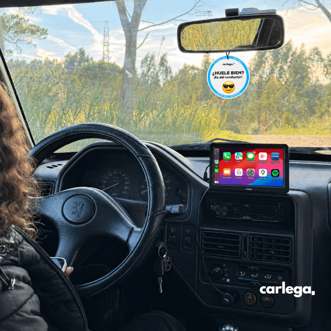 Pantalla Carlega X instalada en un Peugeot con el ambientador Carlega en el espejo